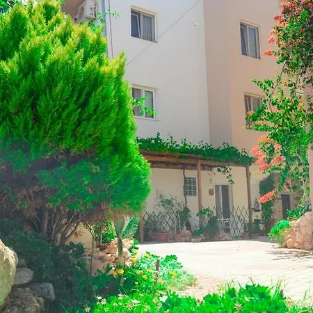 Home Suites הרסוניסוס